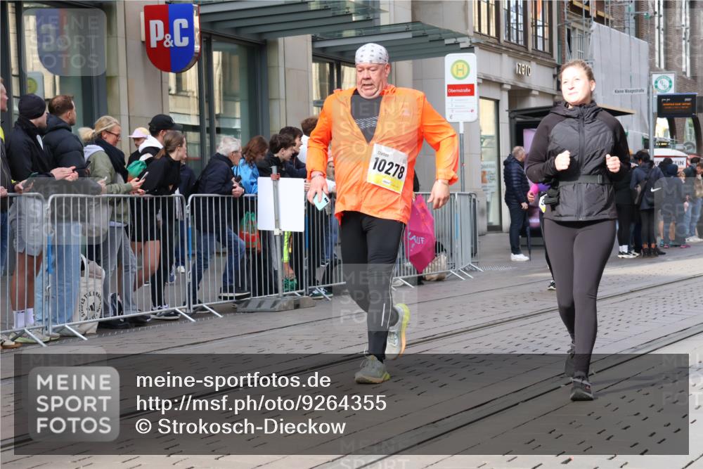 05.10.2025 - 20. swb-Marathon Bremen Strokosch-Dieckow http://msf.ph/oto/9264355 05.10.2025 11:04:09 Ziel 8111, 9394, 9448, 9537, 9610, 9623, 9684, 9750, 9771, 9915, 10278, 10439, 10483, 10485, 10531, 10532, 10674, 10678, 10869, 10956, 11044, 11196, 11200, 11542, 11704, 8111, 9394, 9448, 9537, 9610, 9623, 9684, 9750, 9771, 9915, 10278, 10439, 10483, 10485, 10531, 10532, 10674, 10678, 10869, 10956, 11044, 11196, 11200, 11542 meine-sportfotos.de