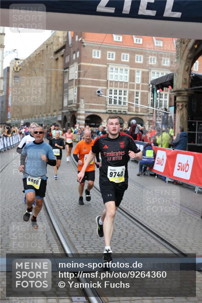 05.10.2025 - 20. swb-Marathon Bremen Yannick Fuchs http://msf.ph/oto/9264360 05.10.2025 10:50:29 Ziel 8866, 9740, 10022, 10443, 10537, 10923, 11022, 11254, 11298, 11460, 11531 meine-sportfotos.de