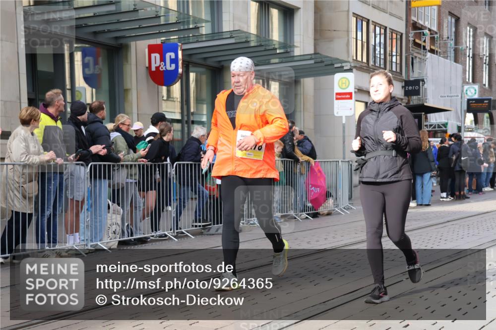05.10.2025 - 20. swb-Marathon Bremen Strokosch-Dieckow http://msf.ph/oto/9264365 05.10.2025 11:04:09 Ziel 8111, 9394, 9448, 9537, 9610, 9623, 9684, 9750, 9771, 9915, 10278, 10439, 10483, 10485, 10531, 10532, 10674, 10678, 10869, 10956, 11044, 11196, 11200, 11542, 11704, 8111, 9394, 9448, 9537, 9610, 9623, 9684, 9750, 9771, 9915, 10278, 10439, 10483, 10485, 10531, 10532, 10674, 10678, 10869, 10956, 11044, 11196, 11200, 11542 meine-sportfotos.de