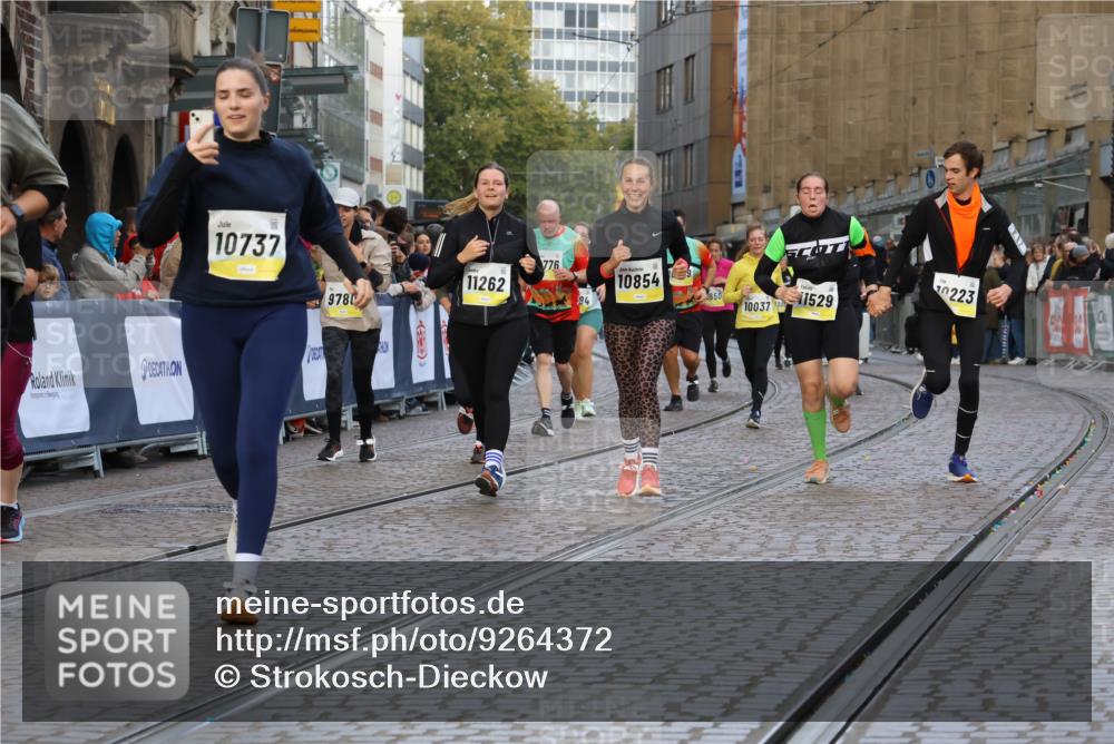 05.10.2025 - 20. swb-Marathon Bremen Strokosch-Dieckow http://msf.ph/oto/9264372 05.10.2025 11:07:25 Ziel 7779, 9483, 9780, 10037, 10160, 10223, 10286, 10330, 10332, 10582, 10737, 10776, 10854, 11122, 11159, 11262, 11384, 11529, 11584 meine-sportfotos.de