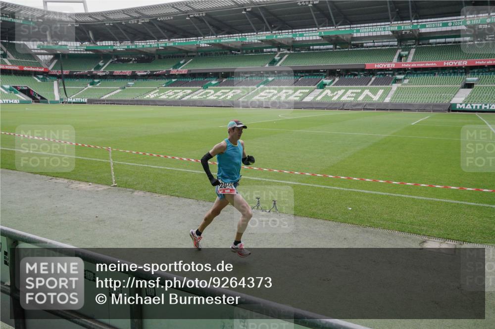 05.10.2025 - 20. swb-Marathon Bremen Michael Burmester http://msf.ph/oto/9264373 05.10.2025 12:03:43 Laufen im Stadion 2037, 2049, 1739 meine-sportfotos.de
