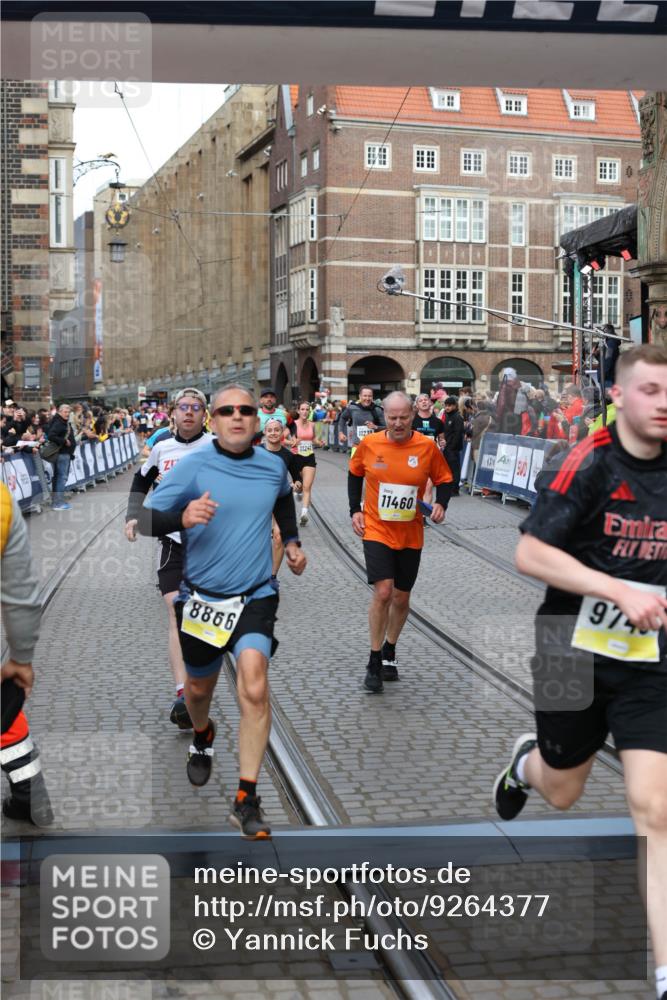 05.10.2025 - 20. swb-Marathon Bremen Yannick Fuchs http://msf.ph/oto/9264377 05.10.2025 10:50:30 Ziel 8866, 9740, 10443, 10537, 10923, 11022, 11254, 11298, 11460, 11531, 11740 meine-sportfotos.de