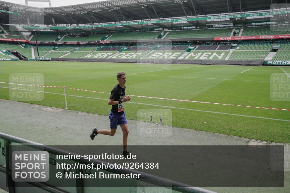 05.10.2025 - 20. swb-Marathon Bremen Michael Burmester http://msf.ph/oto/9264384 05.10.2025 12:03:50 Laufen im Stadion 2037, 2049, 1739 meine-sportfotos.de