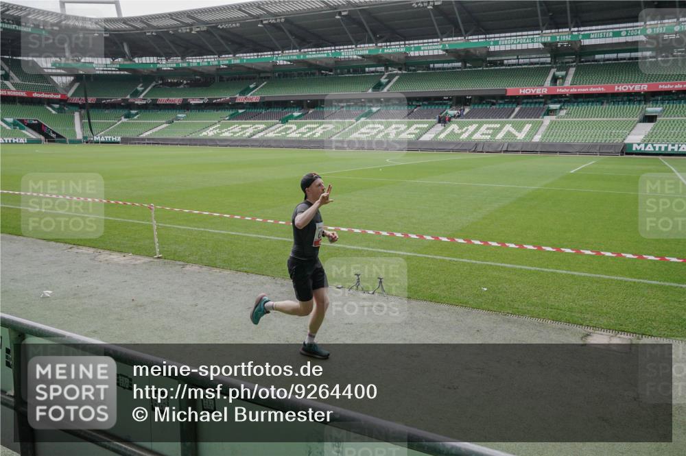 05.10.2025 - 20. swb-Marathon Bremen Michael Burmester http://msf.ph/oto/9264400 05.10.2025 12:05:42 Laufen im Stadion 680 meine-sportfotos.de