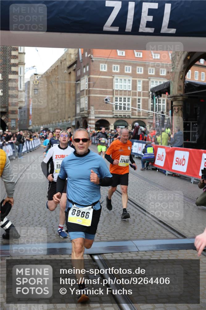 05.10.2025 - 20. swb-Marathon Bremen Yannick Fuchs http://msf.ph/oto/9264406 05.10.2025 10:50:30 Ziel 8866, 9740, 10443, 10537, 10923, 11022, 11254, 11298, 11460, 11531, 11740 meine-sportfotos.de