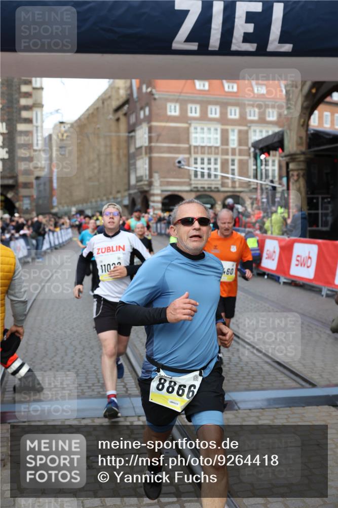 05.10.2025 - 20. swb-Marathon Bremen Yannick Fuchs http://msf.ph/oto/9264418 05.10.2025 10:50:30 Ziel 8866, 9740, 10443, 10537, 10923, 11022, 11254, 11298, 11460, 11531, 11740 meine-sportfotos.de