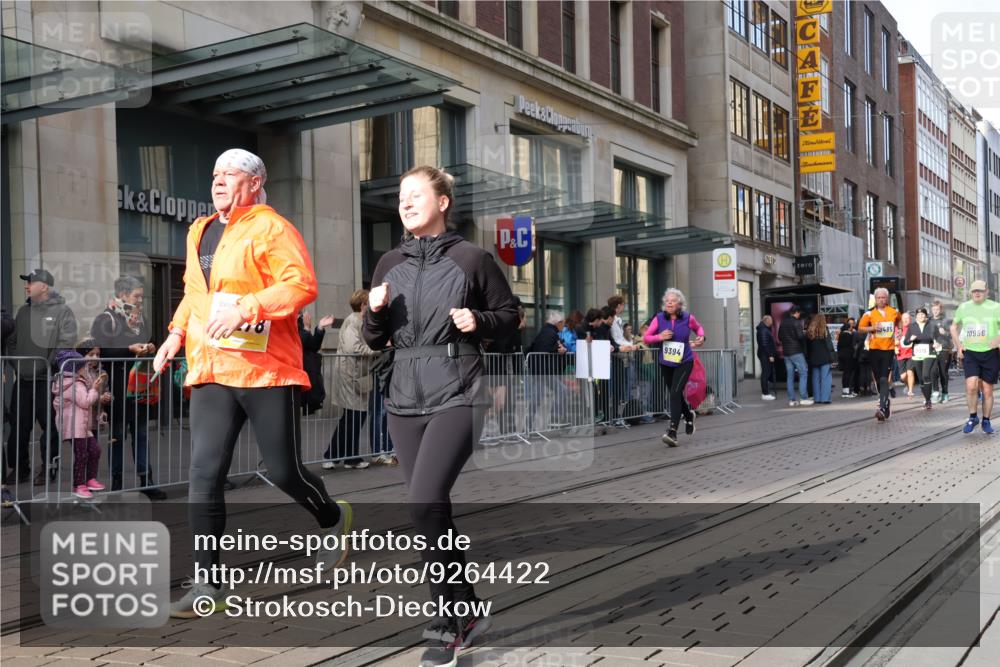 05.10.2025 - 20. swb-Marathon Bremen Strokosch-Dieckow http://msf.ph/oto/9264422 05.10.2025 11:04:10 Ziel 8111, 9394, 9537, 9610, 9623, 9684, 9750, 9771, 9915, 10278, 10439, 10483, 10485, 10531, 10532, 10674, 10678, 10869, 10956, 11044, 11196, 11200, 11542, 11704, 8111, 9394, 9537, 9610, 9623, 9684, 9750, 9771, 9915, 10278, 10439, 10483, 10485, 10531, 10532, 10674, 10678, 10869, 10956, 11044, 11196, 11200, 11542 meine-sportfotos.de