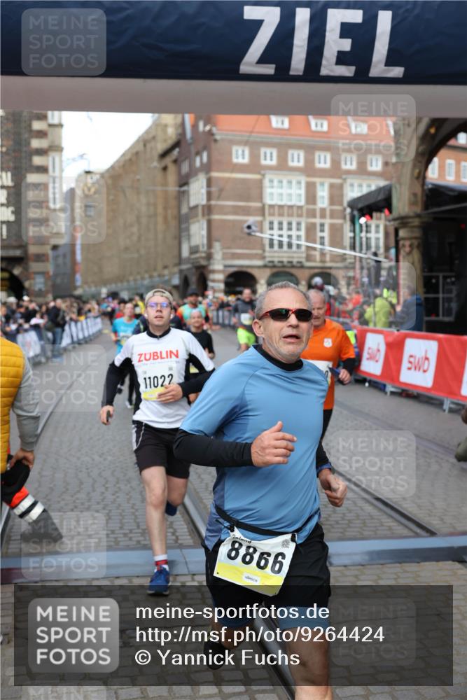 05.10.2025 - 20. swb-Marathon Bremen Yannick Fuchs http://msf.ph/oto/9264424 05.10.2025 10:50:30 Ziel 8866, 9740, 10443, 10537, 10923, 11022, 11254, 11298, 11460, 11531, 11740 meine-sportfotos.de