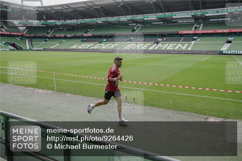 05.10.2025 - 20. swb-Marathon Bremen Michael Burmester http://msf.ph/oto/9264426 05.10.2025 12:05:54 Laufen im Stadion 282, 680, 1233 meine-sportfotos.de
