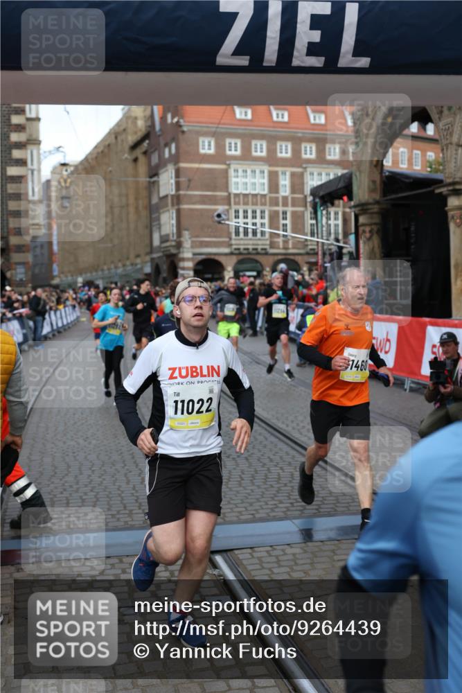 05.10.2025 - 20. swb-Marathon Bremen Yannick Fuchs http://msf.ph/oto/9264439 05.10.2025 10:50:31 Ziel 8866, 9740, 10066, 10443, 10537, 10638, 10923, 11022, 11239, 11241, 11254, 11298, 11460, 11531, 11740 meine-sportfotos.de