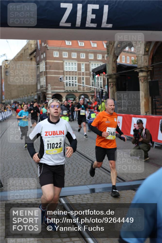 05.10.2025 - 20. swb-Marathon Bremen Yannick Fuchs http://msf.ph/oto/9264449 05.10.2025 10:50:31 Ziel 8866, 9740, 10066, 10443, 10537, 10638, 10923, 11022, 11239, 11241, 11254, 11298, 11460, 11531, 11740 meine-sportfotos.de