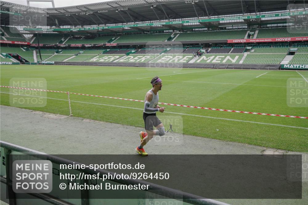 05.10.2025 - 20. swb-Marathon Bremen Michael Burmester http://msf.ph/oto/9264450 05.10.2025 12:06:02 Laufen im Stadion 282, 680, 1233 meine-sportfotos.de