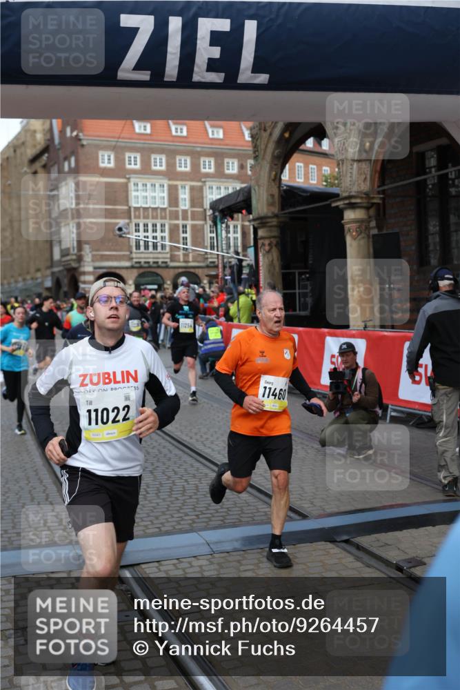 05.10.2025 - 20. swb-Marathon Bremen Yannick Fuchs http://msf.ph/oto/9264457 05.10.2025 10:50:31 Ziel 8866, 9740, 10066, 10443, 10537, 10638, 10923, 11022, 11239, 11241, 11254, 11298, 11460, 11531, 11740 meine-sportfotos.de