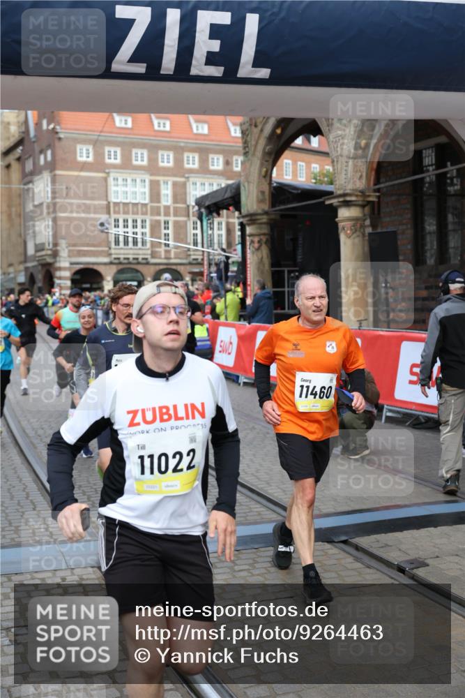 05.10.2025 - 20. swb-Marathon Bremen Yannick Fuchs http://msf.ph/oto/9264463 05.10.2025 10:50:31 Ziel 8866, 9740, 10066, 10443, 10537, 10638, 10923, 11022, 11239, 11241, 11254, 11298, 11460, 11531, 11740 meine-sportfotos.de