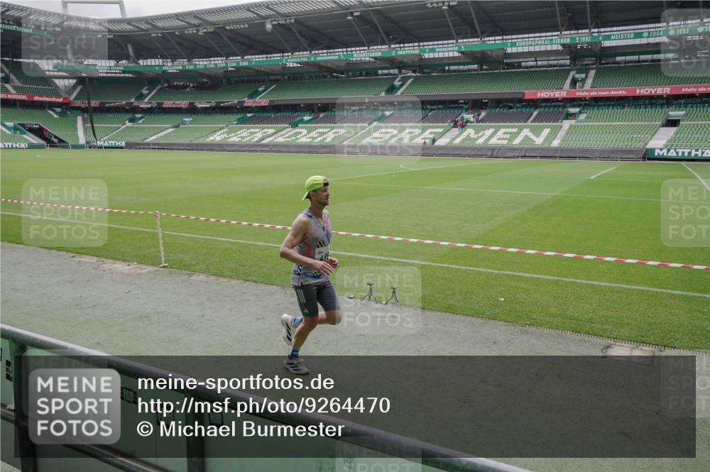 05.10.2025 - 20. swb-Marathon Bremen Michael Burmester http://msf.ph/oto/9264470 05.10.2025 12:06:25 Laufen im Stadion 282, 485, 594, 680, 1233, 1628 meine-sportfotos.de