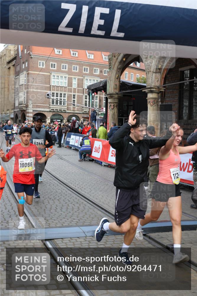 05.10.2025 - 20. swb-Marathon Bremen Yannick Fuchs http://msf.ph/oto/9264471 05.10.2025 10:50:34 Ziel 8866, 9740, 10066, 10537, 10638, 10923, 11022, 11239, 11241, 11254, 11298, 11344, 11460, 11531, 11660, 11740 meine-sportfotos.de