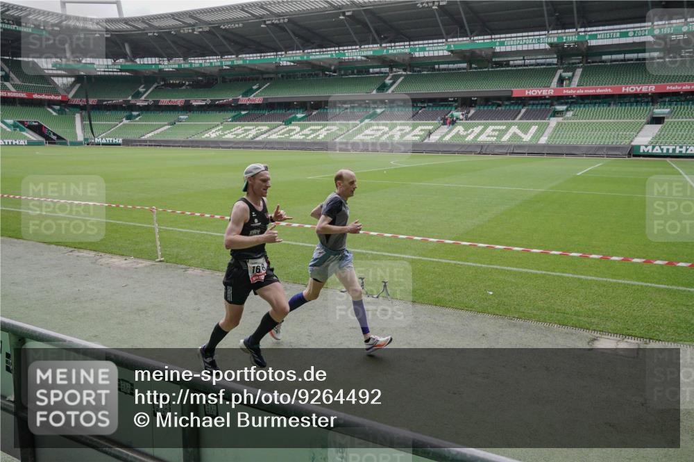 05.10.2025 - 20. swb-Marathon Bremen Michael Burmester http://msf.ph/oto/9264492 05.10.2025 12:06:30 Laufen im Stadion 282, 485, 594, 680, 1233, 1628 meine-sportfotos.de
