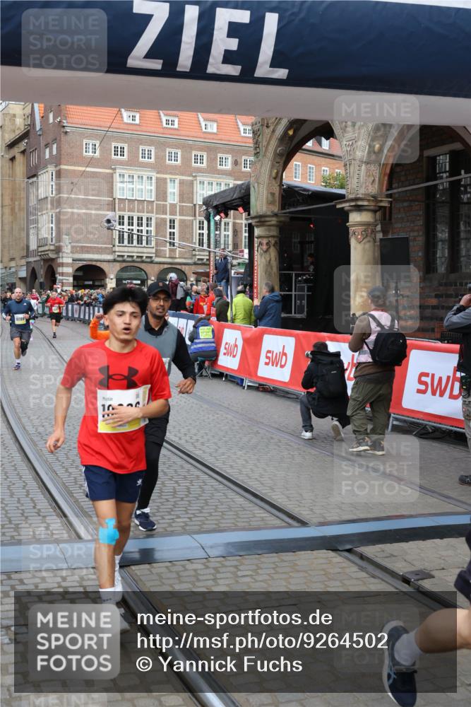 05.10.2025 - 20. swb-Marathon Bremen Yannick Fuchs http://msf.ph/oto/9264502 05.10.2025 10:50:35 Ziel 8866, 9337, 9740, 10066, 10199, 10537, 10638, 10923, 11022, 11239, 11241, 11254, 11298, 11344, 11460, 11531, 11660, 11740 meine-sportfotos.de