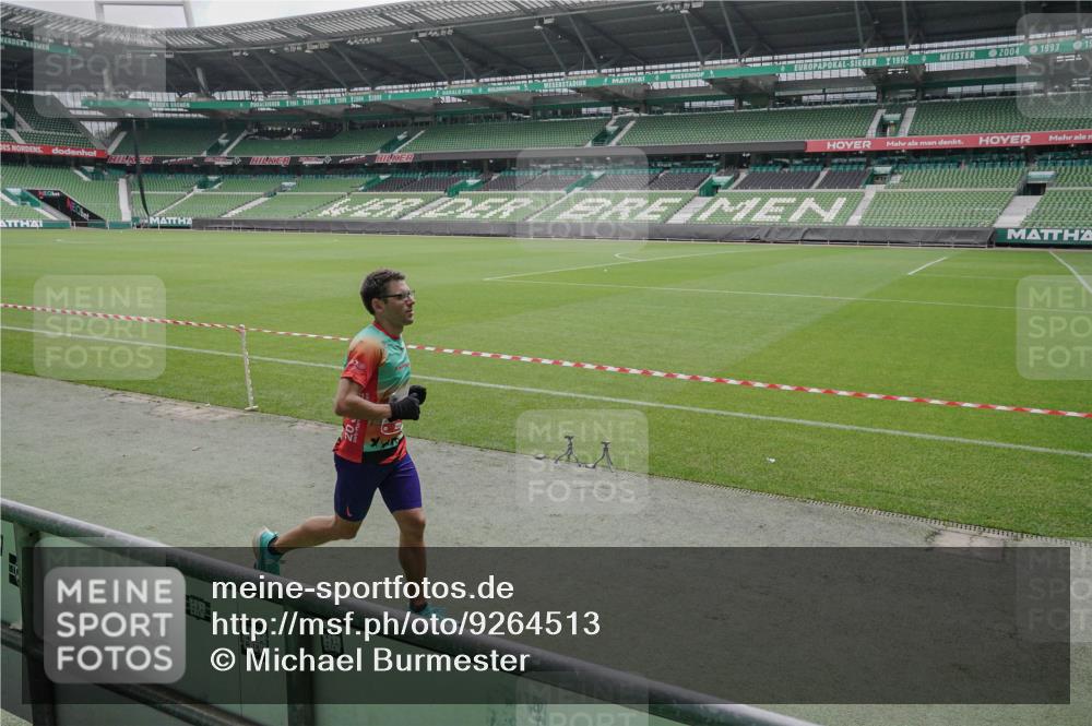 05.10.2025 - 20. swb-Marathon Bremen Michael Burmester http://msf.ph/oto/9264513 05.10.2025 12:08:23 Laufen im Stadion 1357, 1648 meine-sportfotos.de