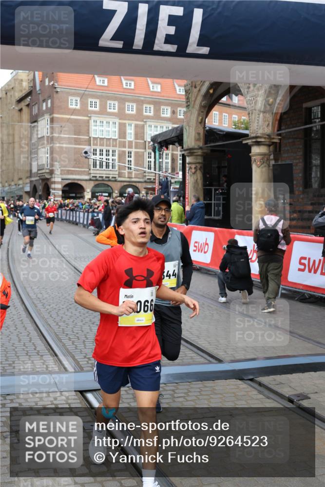 05.10.2025 - 20. swb-Marathon Bremen Yannick Fuchs http://msf.ph/oto/9264523 05.10.2025 10:50:35 Ziel 8866, 9337, 9740, 10066, 10199, 10537, 10638, 10923, 11022, 11239, 11241, 11254, 11298, 11344, 11460, 11531, 11660, 11740 meine-sportfotos.de