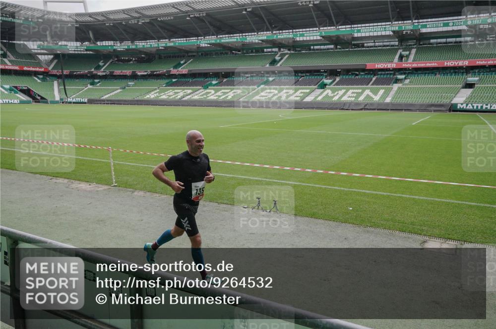05.10.2025 - 20. swb-Marathon Bremen Michael Burmester http://msf.ph/oto/9264532 05.10.2025 12:08:33 Laufen im Stadion 1357, 1648 meine-sportfotos.de