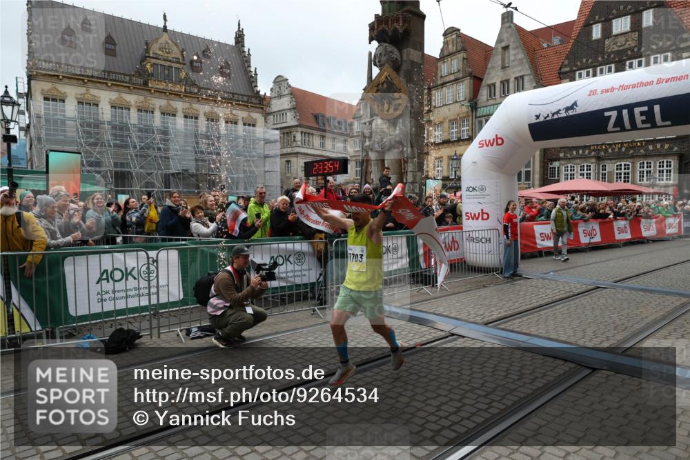 05.10.2025 - 20. swb-Marathon Bremen Yannick Fuchs http://msf.ph/oto/9264534 05.10.2025 12:04:44 Ziel 11703 meine-sportfotos.de