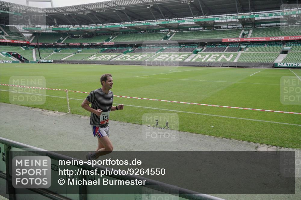 05.10.2025 - 20. swb-Marathon Bremen Michael Burmester http://msf.ph/oto/9264550 05.10.2025 12:08:50 Laufen im Stadion 1357, 1648, 1861 meine-sportfotos.de