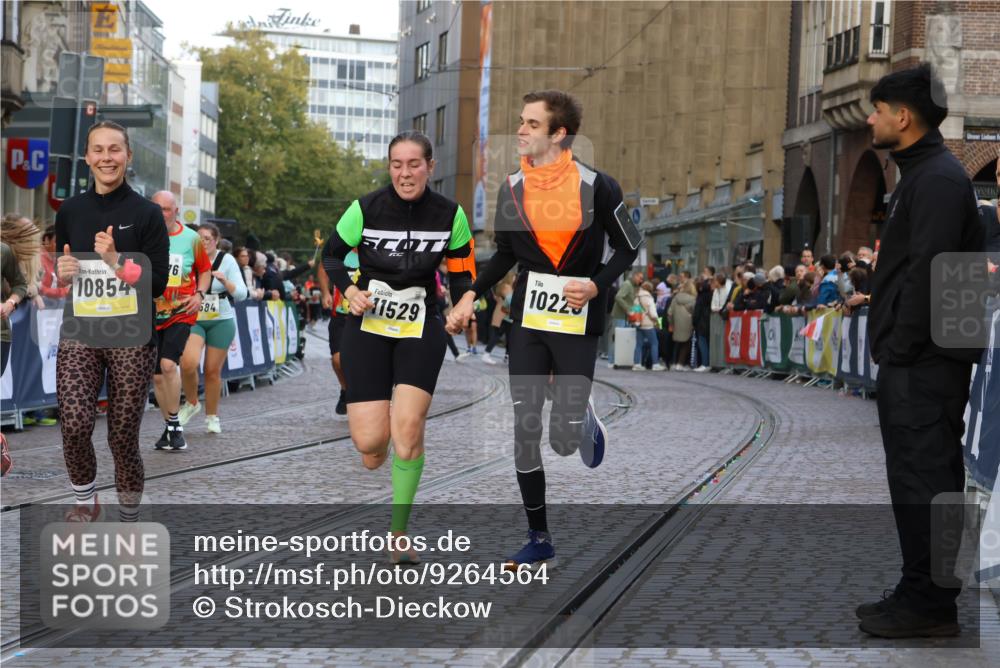 05.10.2025 - 20. swb-Marathon Bremen Strokosch-Dieckow http://msf.ph/oto/9264564 05.10.2025 11:07:27 Ziel 7779, 9483, 9780, 10037, 10160, 10223, 10585, 10737, 10776, 10854, 11122, 11159, 11262, 11384, 11529, 11584 meine-sportfotos.de