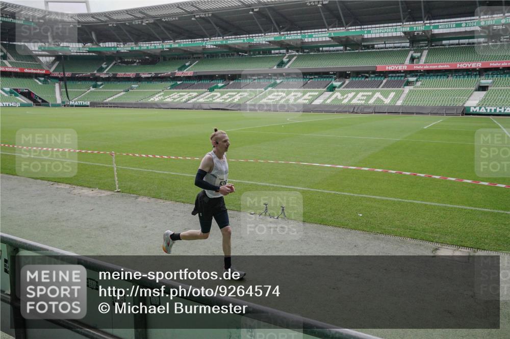 05.10.2025 - 20. swb-Marathon Bremen Michael Burmester http://msf.ph/oto/9264574 05.10.2025 12:09:23 Laufen im Stadion 535, 784, 1083, 1493, 1730, 1861, 1357, 1648 meine-sportfotos.de