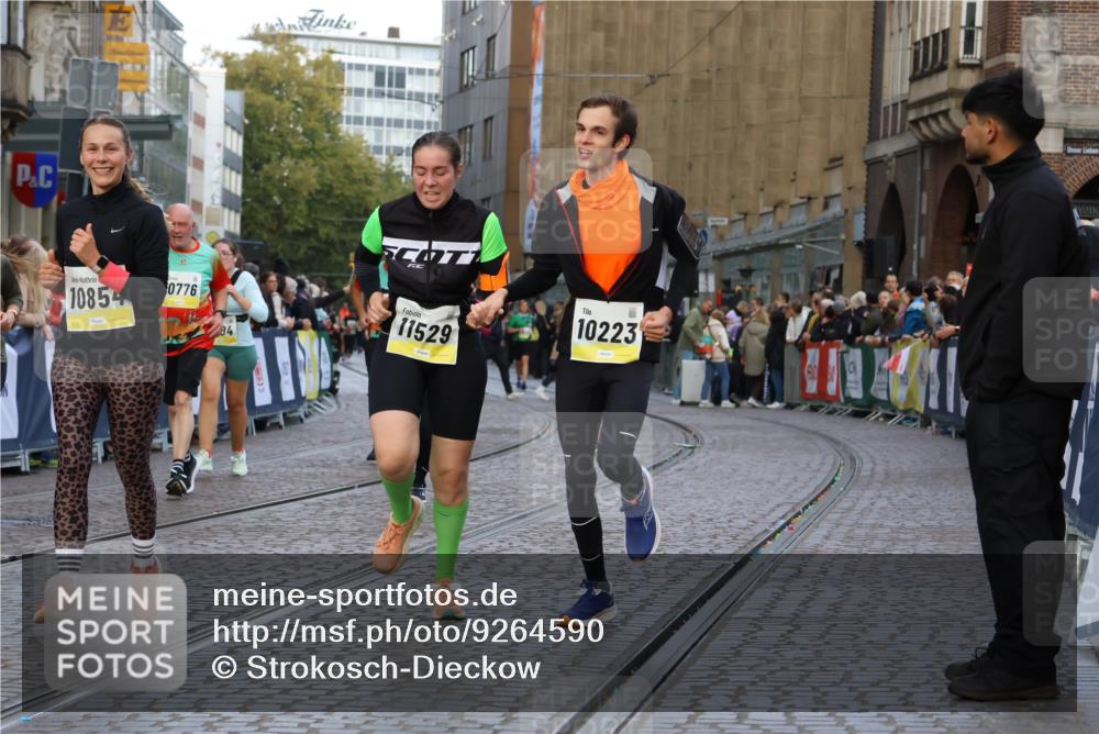 05.10.2025 - 20. swb-Marathon Bremen Strokosch-Dieckow http://msf.ph/oto/9264590 05.10.2025 11:07:27 Ziel 7779, 9483, 9780, 10037, 10160, 10223, 10585, 10737, 10776, 10854, 11122, 11159, 11262, 11384, 11529, 11584 meine-sportfotos.de