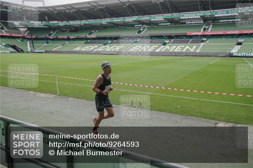 05.10.2025 - 20. swb-Marathon Bremen Michael Burmester http://msf.ph/oto/9264593 05.10.2025 12:09:28 Laufen im Stadion 535, 784, 1083, 1493, 1730, 1861, 1357, 1648 meine-sportfotos.de