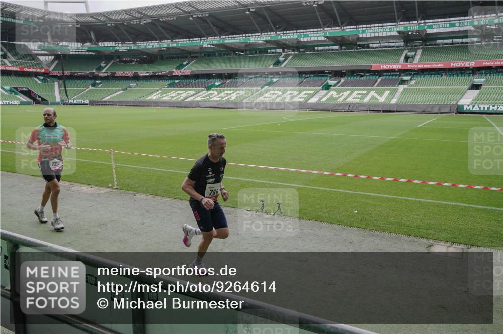 05.10.2025 - 20. swb-Marathon Bremen Michael Burmester http://msf.ph/oto/9264614 05.10.2025 12:09:32 Laufen im Stadion 535, 784, 1083, 1493, 1730, 1861, 1357 meine-sportfotos.de