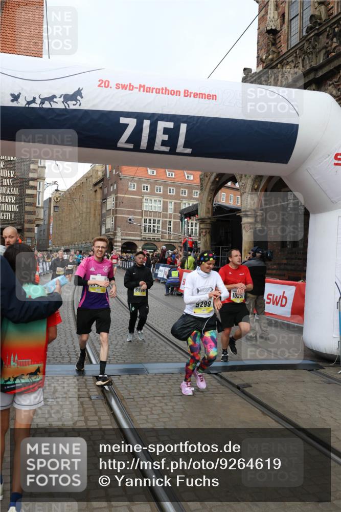 05.10.2025 - 20. swb-Marathon Bremen Yannick Fuchs http://msf.ph/oto/9264619 05.10.2025 10:50:42 Ziel 9267, 9299, 9337, 9578, 9986, 10199, 10251, 11344, 11466, 11660 meine-sportfotos.de