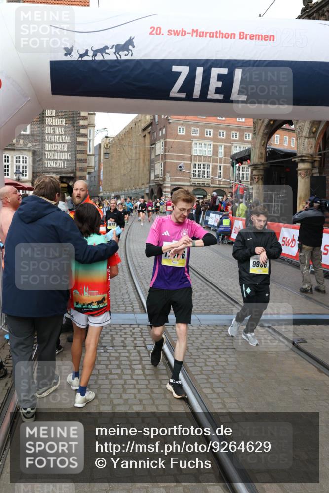 05.10.2025 - 20. swb-Marathon Bremen Yannick Fuchs http://msf.ph/oto/9264629 05.10.2025 10:50:43 Ziel 9267, 9299, 9337, 9578, 9986, 10199, 10251, 11062, 11466, 11660 meine-sportfotos.de