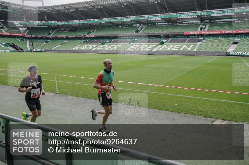 05.10.2025 - 20. swb-Marathon Bremen Michael Burmester http://msf.ph/oto/9264637 05.10.2025 12:09:33 Laufen im Stadion 535, 784, 1083, 1493, 1730, 1861, 1357 meine-sportfotos.de