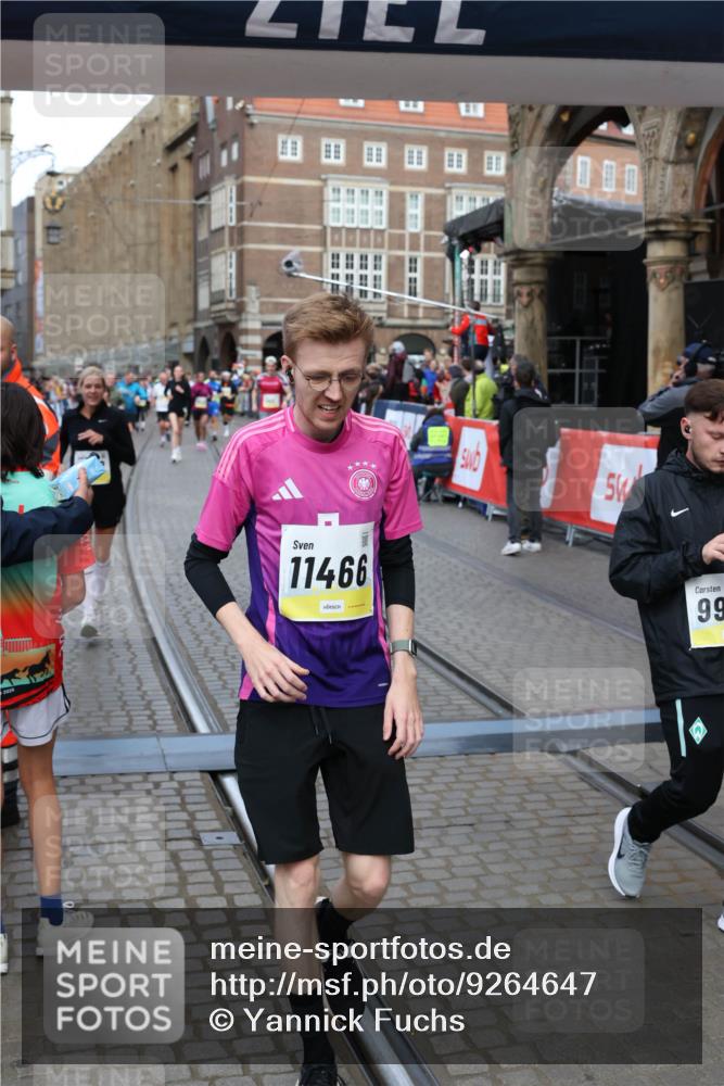 05.10.2025 - 20. swb-Marathon Bremen Yannick Fuchs http://msf.ph/oto/9264647 05.10.2025 10:50:44 Ziel 9267, 9299, 9337, 9578, 9986, 10199, 10251, 11062, 11466 meine-sportfotos.de