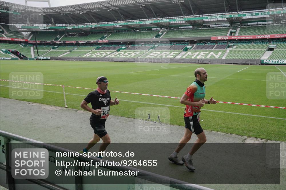 05.10.2025 - 20. swb-Marathon Bremen Michael Burmester http://msf.ph/oto/9264655 05.10.2025 12:09:33 Laufen im Stadion 535, 784, 1083, 1493, 1730, 1861, 1357 meine-sportfotos.de