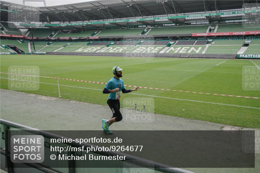 05.10.2025 - 20. swb-Marathon Bremen Michael Burmester http://msf.ph/oto/9264677 05.10.2025 12:10:06 Laufen im Stadion 50, 535, 784, 1083, 1493, 1730 meine-sportfotos.de