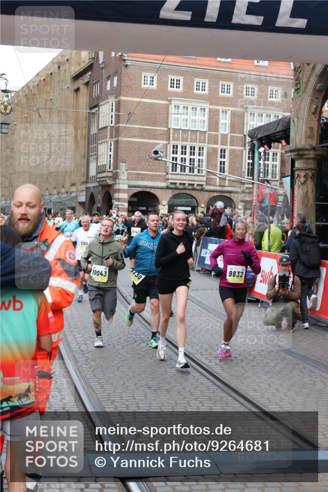 05.10.2025 - 20. swb-Marathon Bremen Yannick Fuchs http://msf.ph/oto/9264681 05.10.2025 10:50:49 Ziel 9230, 9299, 9578, 9832, 9969, 9986, 10043, 10251, 11062, 11451, 11466, 11543, 11661 meine-sportfotos.de