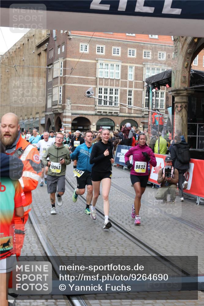 05.10.2025 - 20. swb-Marathon Bremen Yannick Fuchs http://msf.ph/oto/9264690 05.10.2025 10:50:49 Ziel 9230, 9299, 9578, 9832, 9969, 9986, 10043, 10251, 11062, 11451, 11466, 11543, 11661 meine-sportfotos.de