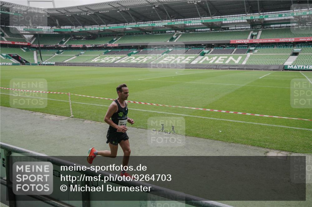 05.10.2025 - 20. swb-Marathon Bremen Michael Burmester http://msf.ph/oto/9264703 05.10.2025 12:10:43 Laufen im Stadion 50, 1620 meine-sportfotos.de