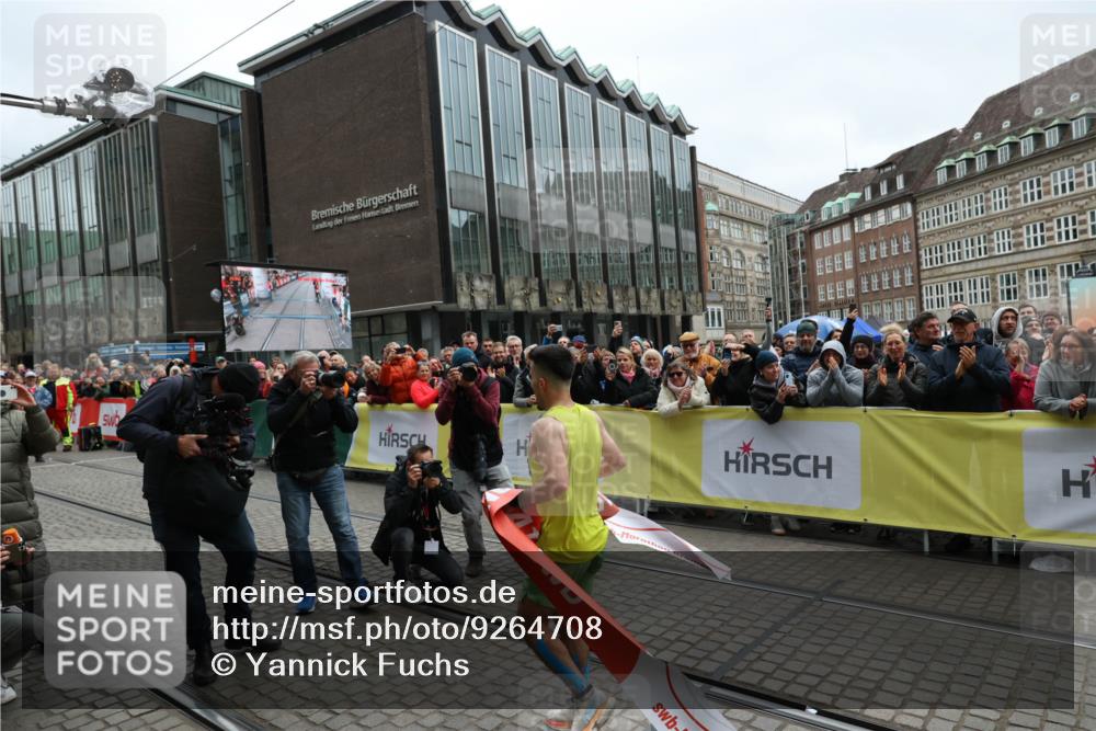 05.10.2025 - 20. swb-Marathon Bremen Yannick Fuchs http://msf.ph/oto/9264708 05.10.2025 12:04:46 Ziel 11703 meine-sportfotos.de