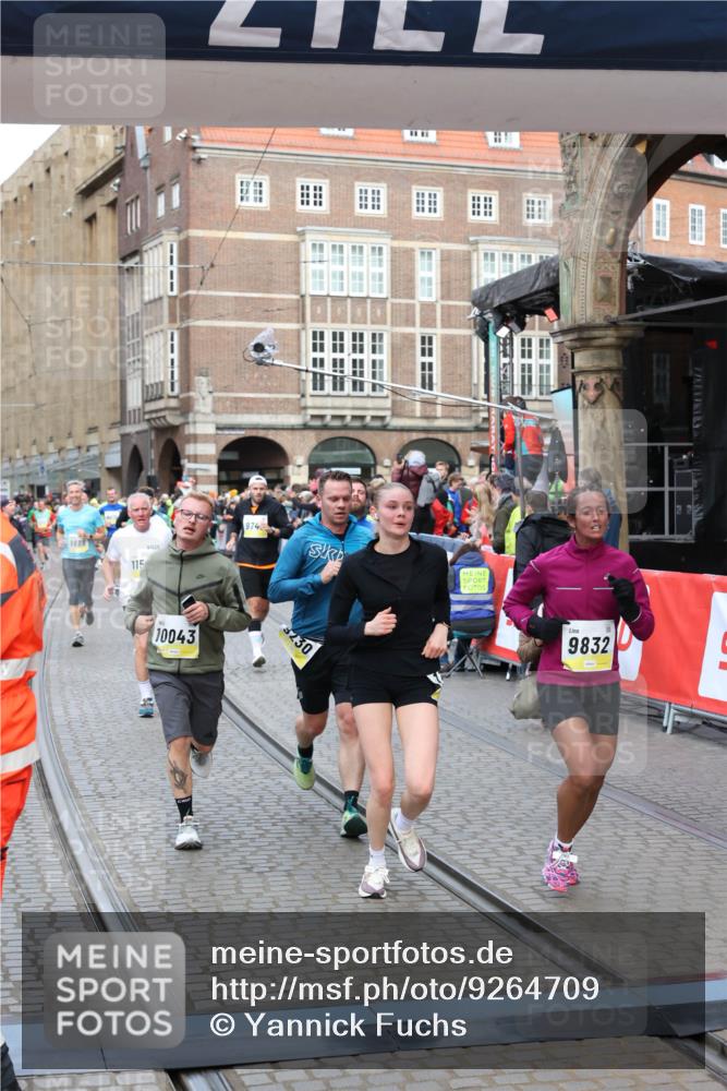 05.10.2025 - 20. swb-Marathon Bremen Yannick Fuchs http://msf.ph/oto/9264709 05.10.2025 10:50:50 Ziel 9230, 9578, 9658, 9742, 9832, 9969, 10043, 10279, 10479, 11062, 11451, 11543, 11661 meine-sportfotos.de