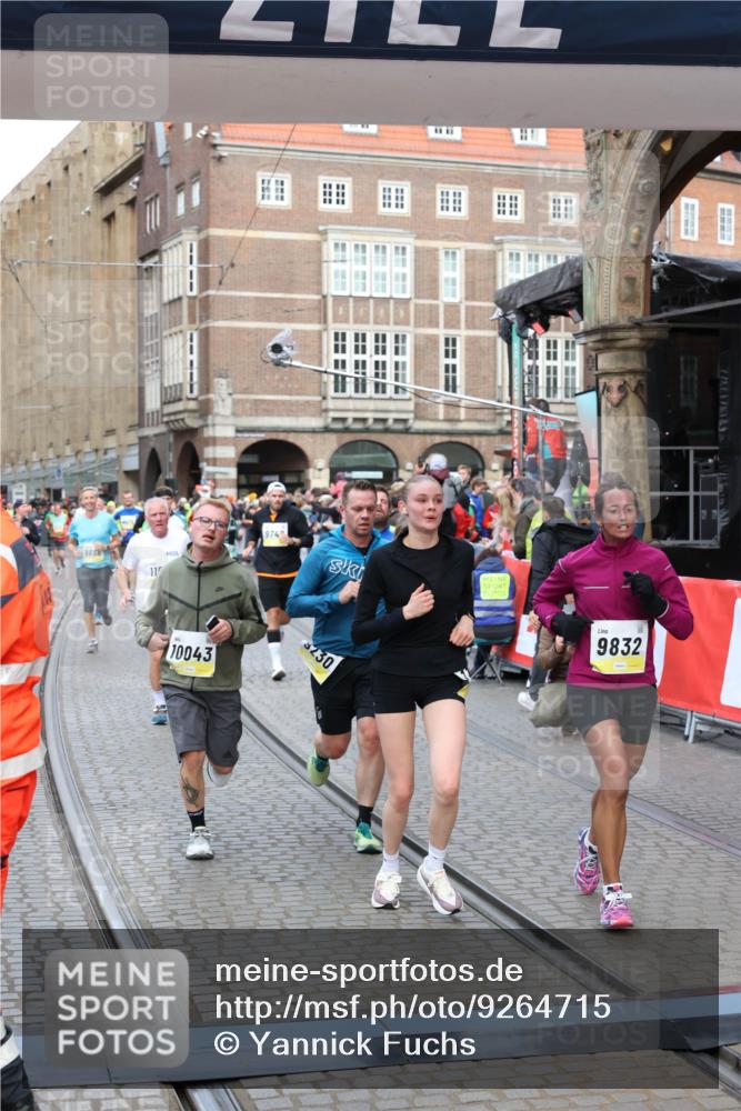 05.10.2025 - 20. swb-Marathon Bremen Yannick Fuchs http://msf.ph/oto/9264715 05.10.2025 10:50:50 Ziel 9230, 9578, 9658, 9742, 9832, 9969, 10043, 10279, 10479, 11062, 11451, 11543, 11661 meine-sportfotos.de