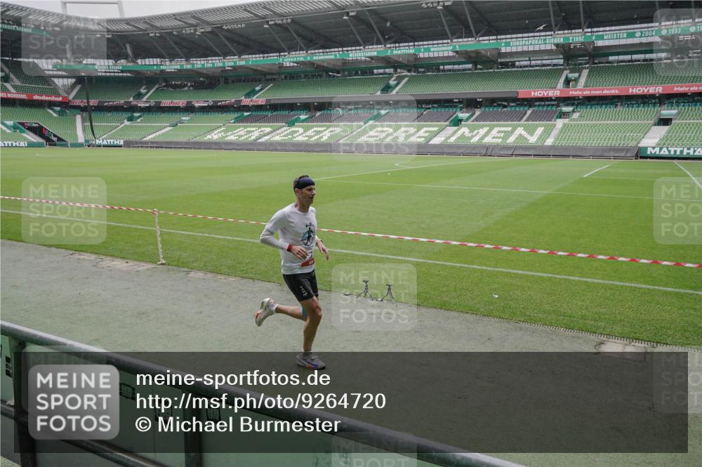05.10.2025 - 20. swb-Marathon Bremen Michael Burmester http://msf.ph/oto/9264720 05.10.2025 12:11:32 Laufen im Stadion 1, 1620 meine-sportfotos.de