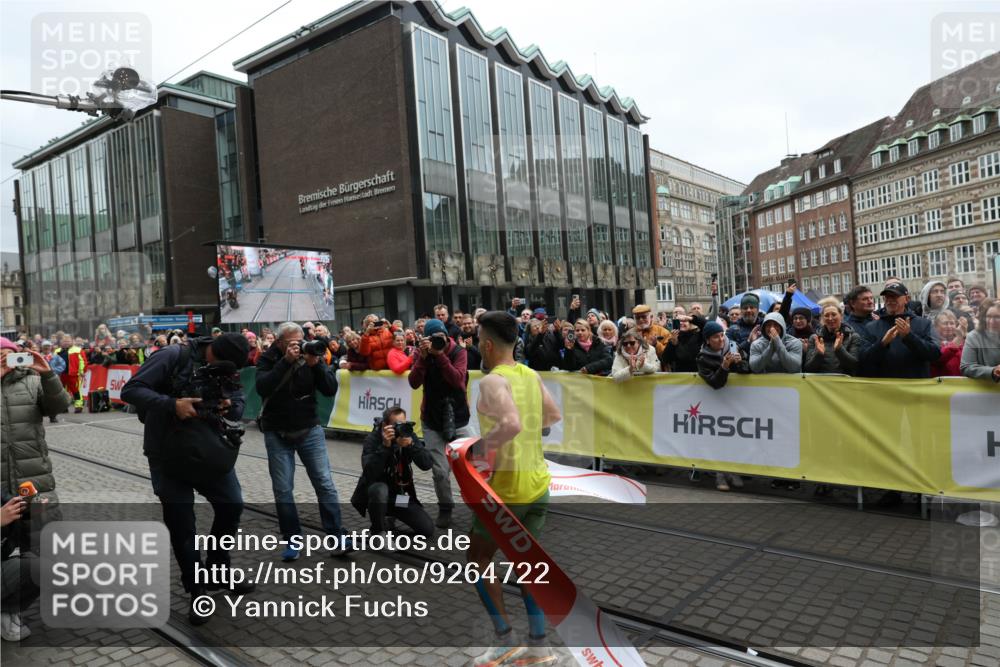 05.10.2025 - 20. swb-Marathon Bremen Yannick Fuchs http://msf.ph/oto/9264722 05.10.2025 12:04:46 Ziel 11703 meine-sportfotos.de