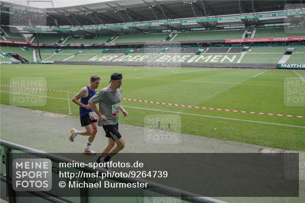 05.10.2025 - 20. swb-Marathon Bremen Michael Burmester http://msf.ph/oto/9264739 05.10.2025 12:12:13 Laufen im Stadion 1, 717, 2053 meine-sportfotos.de