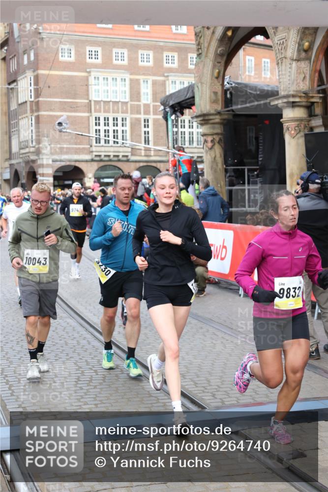 05.10.2025 - 20. swb-Marathon Bremen Yannick Fuchs http://msf.ph/oto/9264740 05.10.2025 10:50:50 Ziel 9230, 9578, 9658, 9742, 9832, 9969, 10043, 10279, 10479, 11062, 11451, 11543, 11661 meine-sportfotos.de