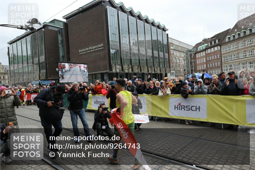 05.10.2025 - 20. swb-Marathon Bremen Yannick Fuchs http://msf.ph/oto/9264743 05.10.2025 12:04:46 Ziel 11703 meine-sportfotos.de