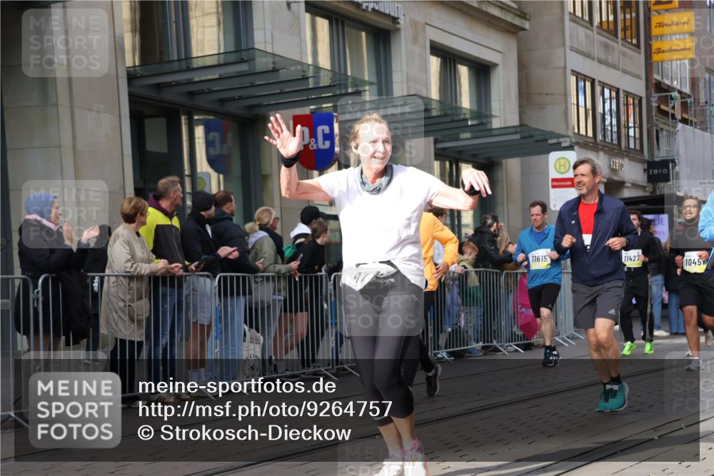 05.10.2025 - 20. swb-Marathon Bremen Strokosch-Dieckow http://msf.ph/oto/9264757 05.10.2025 11:04:21 Ziel 8111, 9394, 9532, 9610, 9623, 9750, 9765, 9771, 9812, 9866, 9915, 9927, 10278, 10422, 10451, 10483, 10485, 10531, 10532, 10557, 10674, 10869, 10891, 10956, 10964, 11035, 11196, 11315, 11427, 11542, 11546, 11615, 11636, 11704, 8111, 9394, 9532, 9610, 9623, 9750, 9765, 9771, 9812, 9866, 9915, 9927, 10278, 10422, 10451, 10483, 10485, 10531, 10532, 10557, 10674, 10869, 10891, 10956, 10964, 11035, 11196, 11315, 11427, 11542, 11546 meine-sportfotos.de